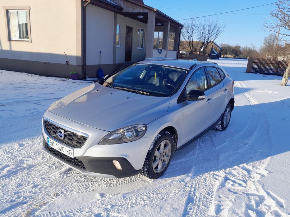 Volvo v40 кроскантрі