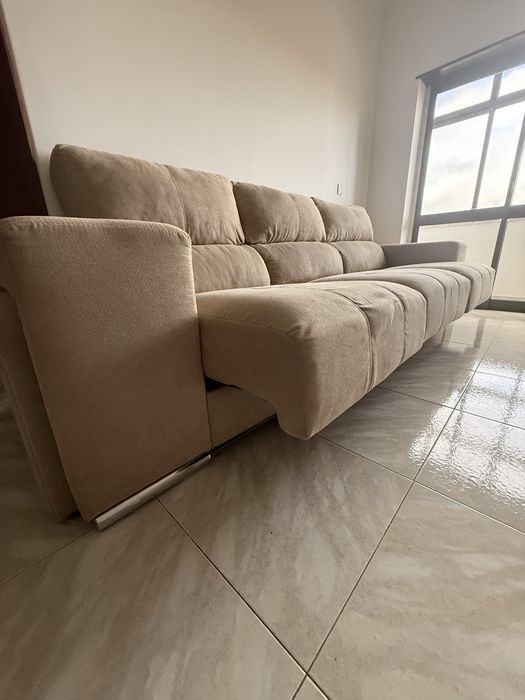 Sofá + chaise long + puffs