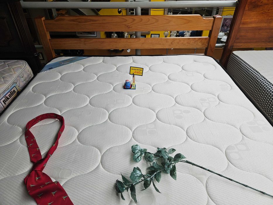 Cama em madeira maciça com estrado e colchão - Muit