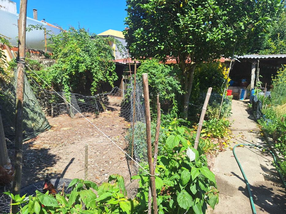 terreno com moradia para restaurar Maia centro
