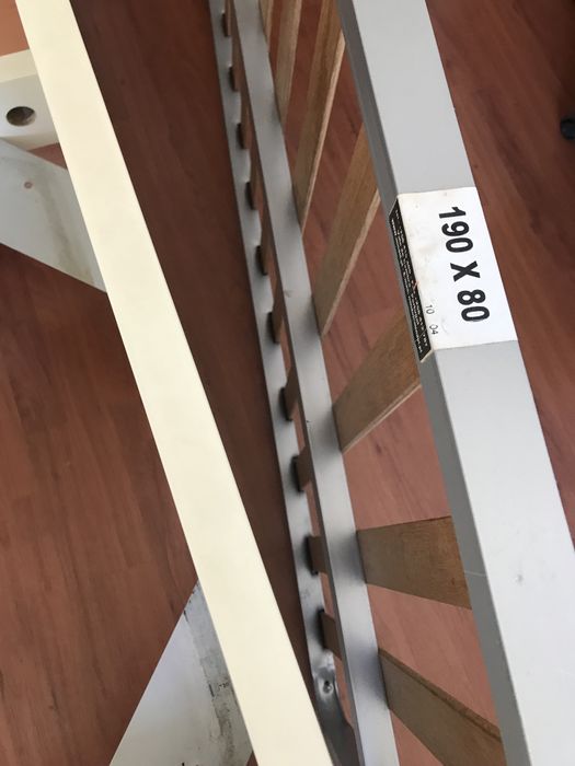 Cama branca com estrado e 2 gavetões