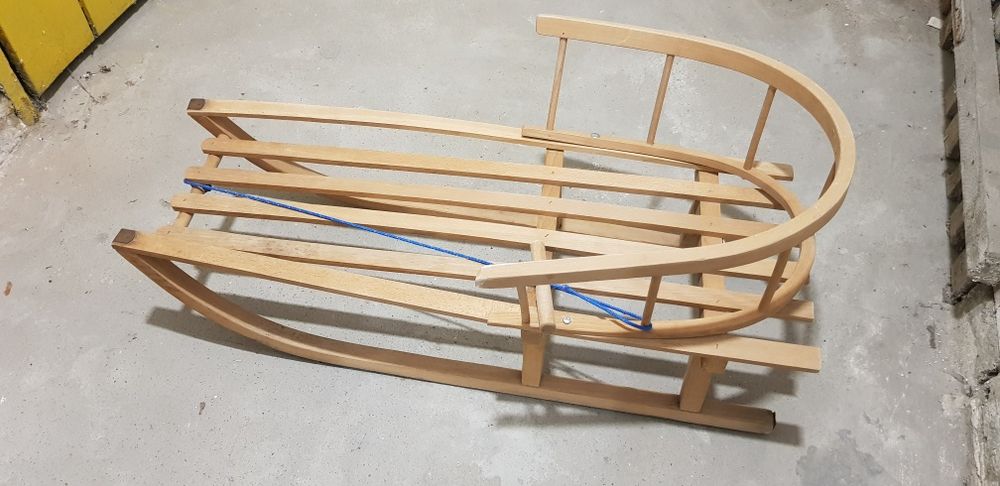 Sanki drewniane z oparciem
