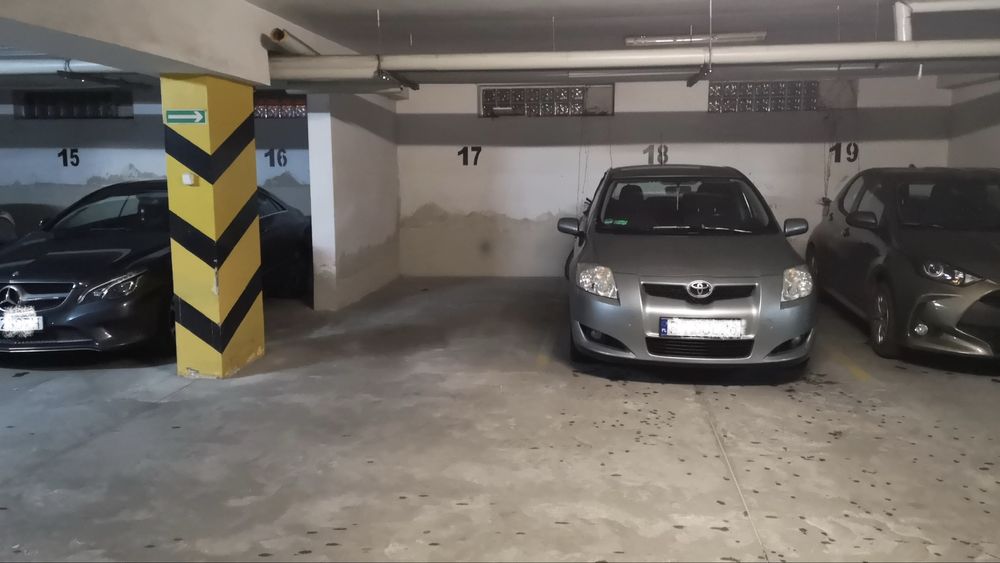 Sprzedam miejsce postojowe w hali garażowej Poznań ul. Błażeja 4