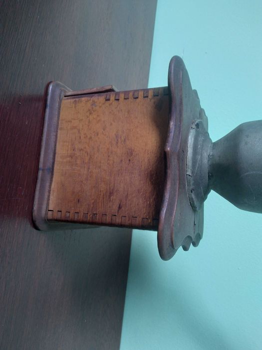 Antyczny Mlynek do kawy H,T, Armin