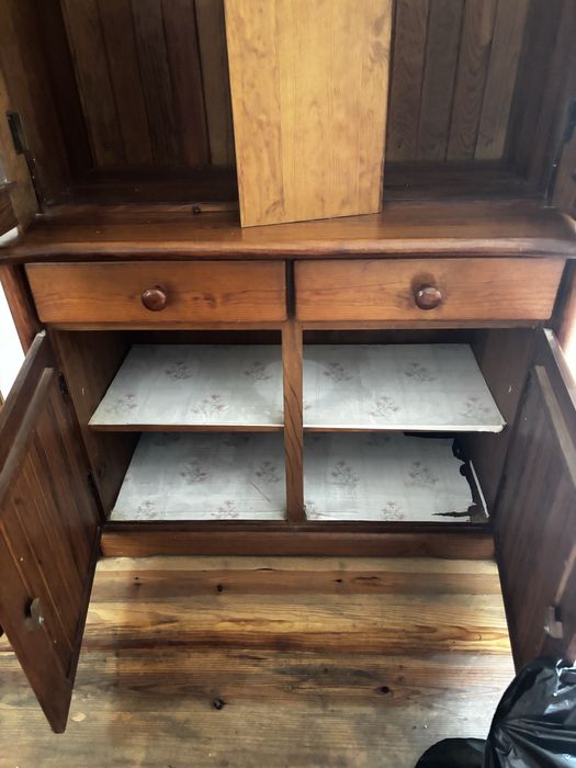 Móvel Bar / Cristaleira em Madeira Maciça – Estilo Clássico Impecável