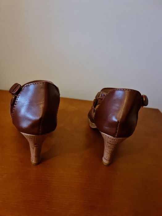 Sapatos castanhos salto alto