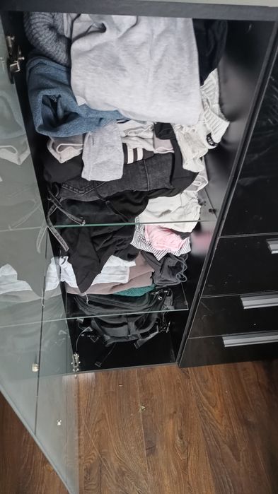 Komoda ze szklanymi frontami