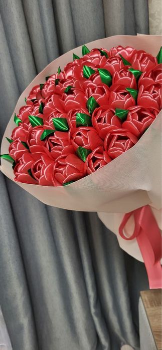 Квіти та букети з атласних стрічок ручної роботи