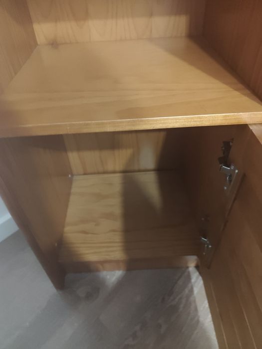 Duas camas com colchões e mobiliário...