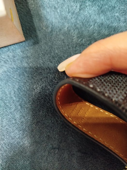 Брелок для ключів LV