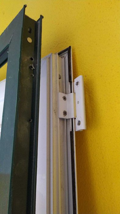 Porta exterior de alumínio  com vidro opaco