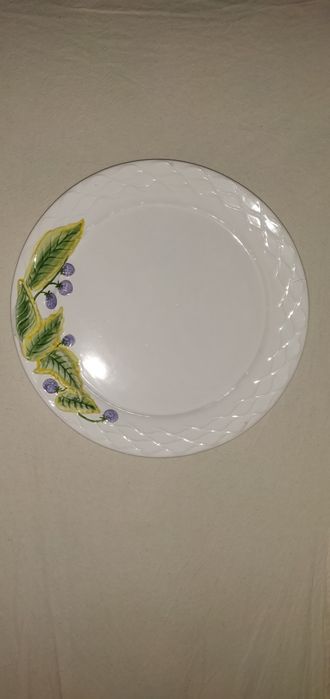 Prato de louça com motivos em relevo