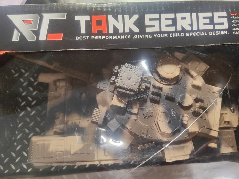 Танк на радіокеруванні.Іграшковий танк на дистанційному управлінні.