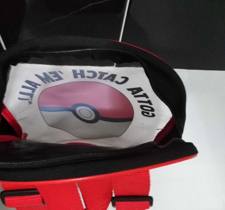 Mochila pequena transparente do Pokémon  "CATCH 'EM ALL!".