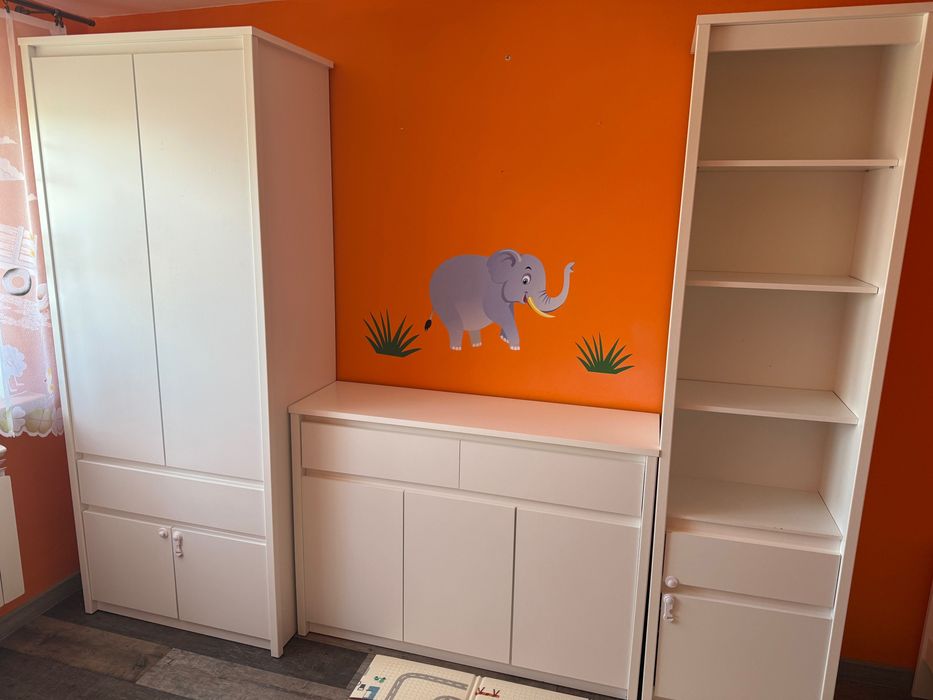 Zestaw białych mebli