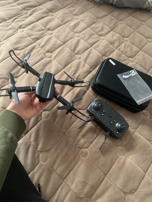 Квадрокоптер дрон е99