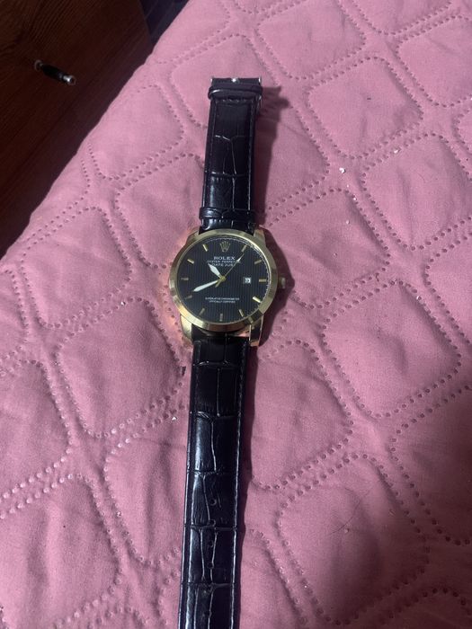 Часы Rolex Datejust с черным кожаным ремешком