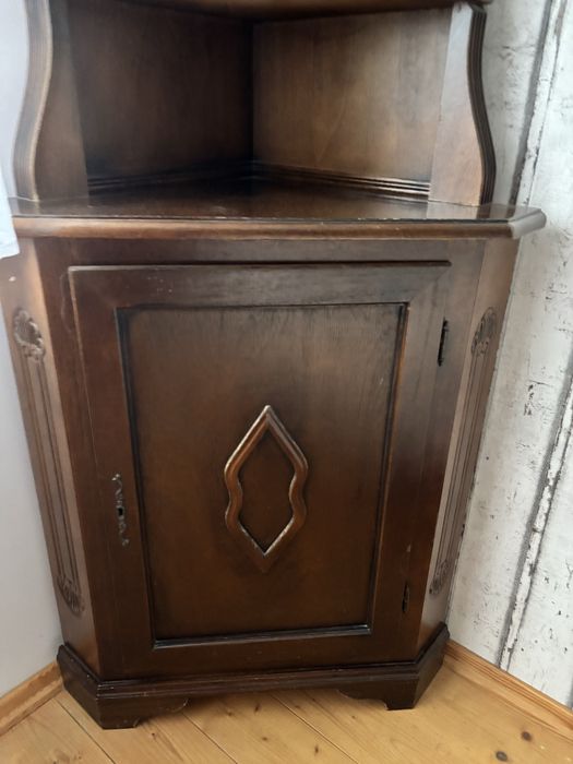 Stylowa narożna witryna