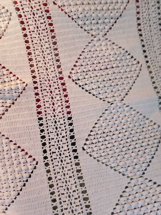 Colcha de crochê branca é uma peça artesanal e muito antiga.