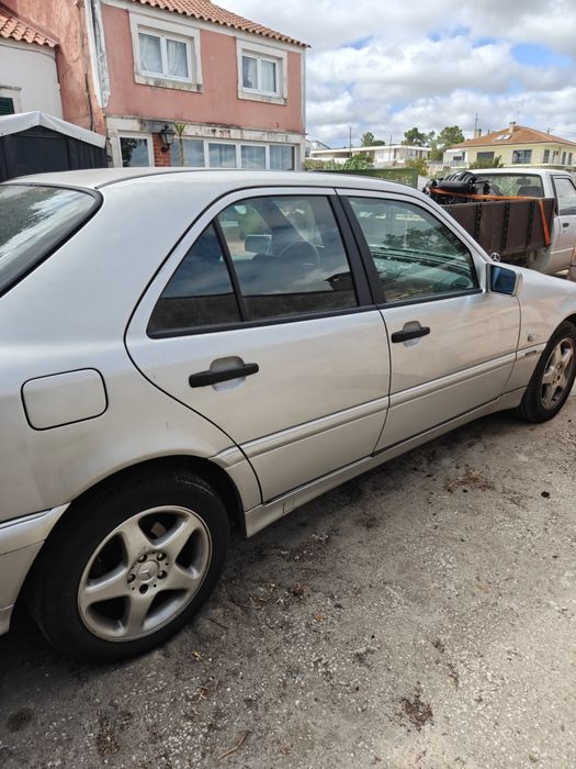 Mercedes C200 CDI, primeiro registo 1998, 350.000 kms, em bom estado geral, 2.000 euros