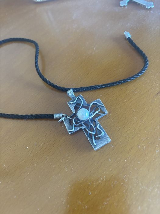 Crucifixo em prata e dois pares de brincos peata de lei