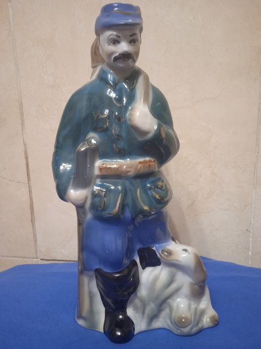 Фарфоровая статуэтка-фляга Охотник пзхк