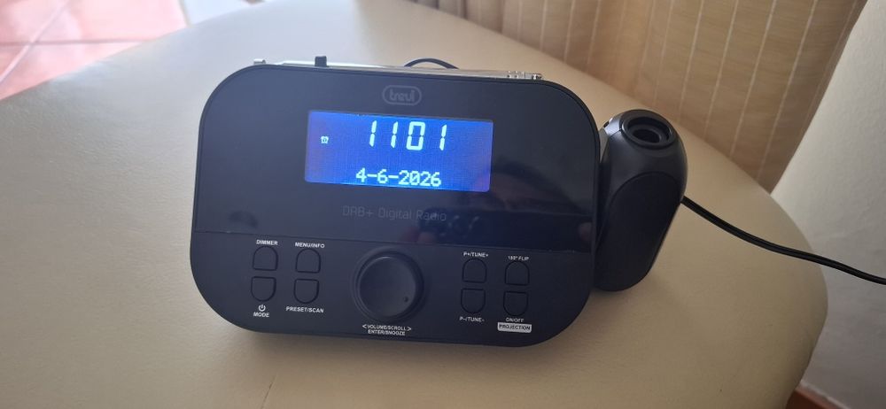 Rádio relógio Trevi RC 85D8-DAB