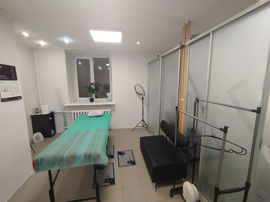 Здається два кабінета в центрі міста