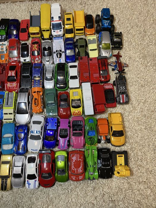 Маленькі машинки. В хорошому стані.