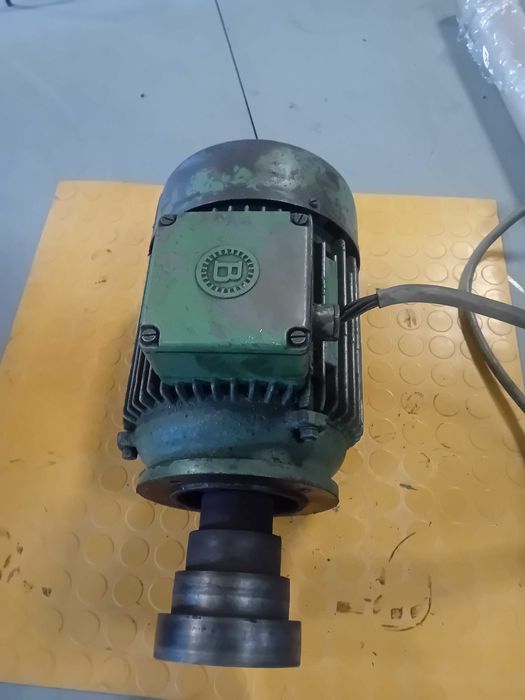 Motor eléctrico trifásico 1..8 kw. Bom funcionamento.