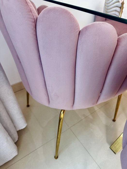 Mesa de vidro trasparente e dourada