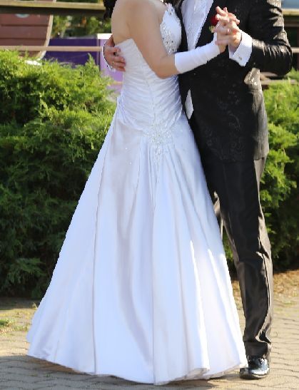 Sprzedam piękną białą satynową suknie ślubną rozm. 36-38