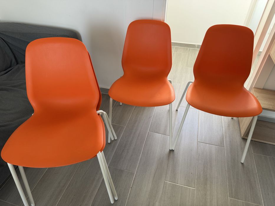 Cadeiras de plástico