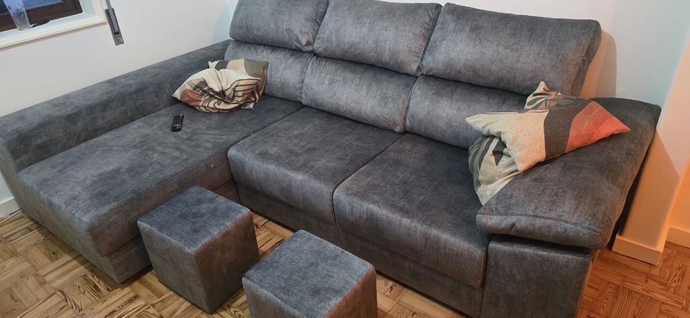 Sofá com chaise e puffs