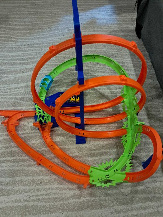 Трек hot wheels на батарейках