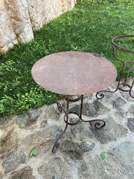 Mesas de ferro e suporte de cântaros