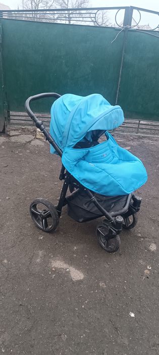 Детская коляска  складывается