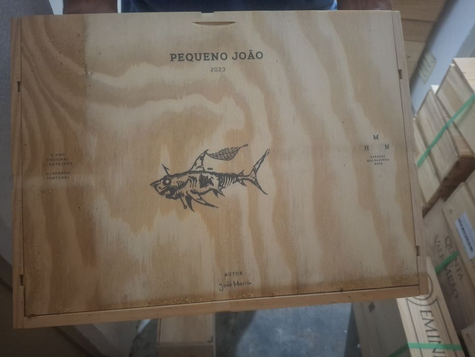 Vendo caixas de madeira com marcas de vinhos
