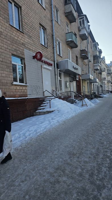 Центр,пр.Перемоги на куті з пр.Миру,площа-68 м.кв,жваве перехрестя.