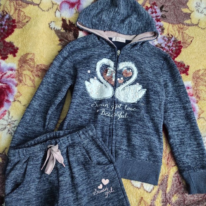 Продам спортивный костюм на девочку.