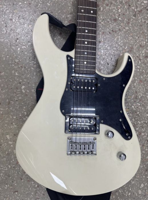 Електрогітара YAMAHA PACIFICA 120H (Vintage White)