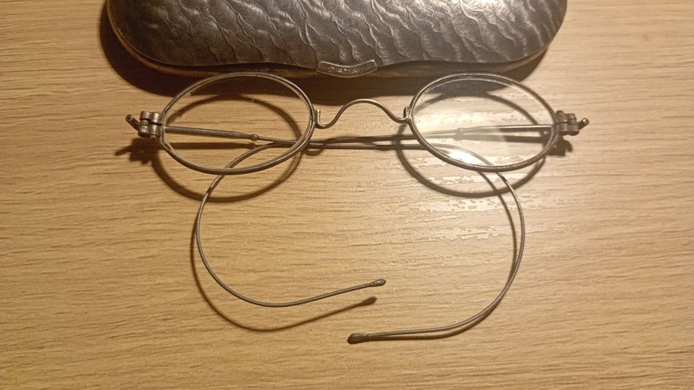 Stare okulary z etui.