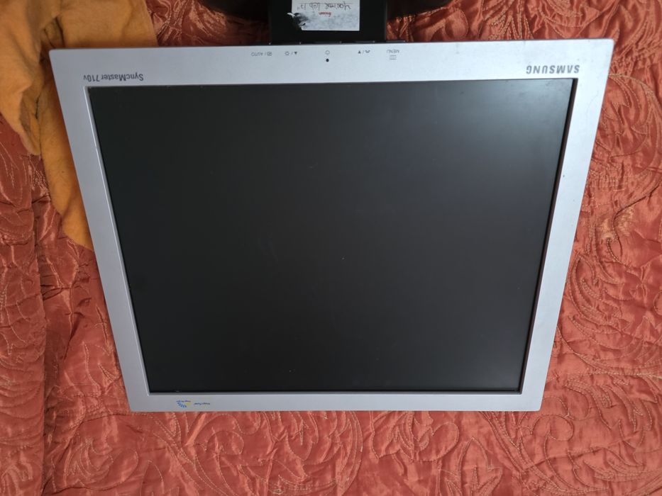 Dois Monitores de 17 e 18 polegadas