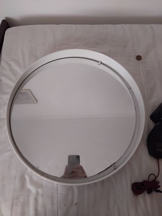 Espelho redondo antigo e minimalista