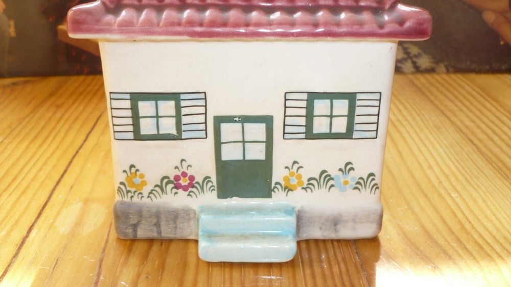 Mealheiro Secla "Casinha"- Antigo