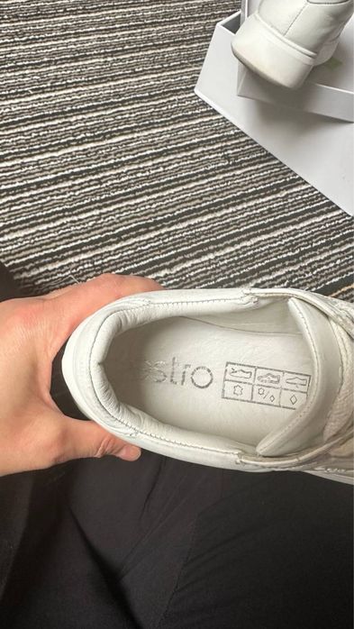 Білі кросівкі Estro