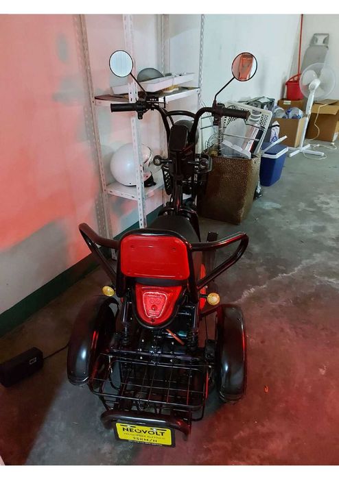 Triciclo elétrico menos de 1 ano de uso