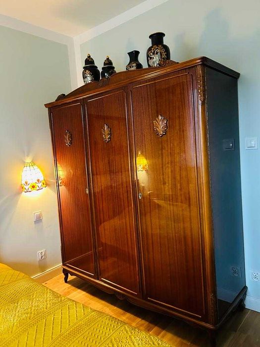 Sypialnia, urokliwy zestaw mebli do sypialni.