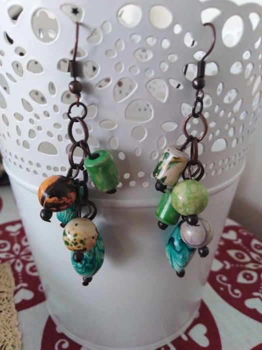 Kolczyki z kolorowymi kamieniami