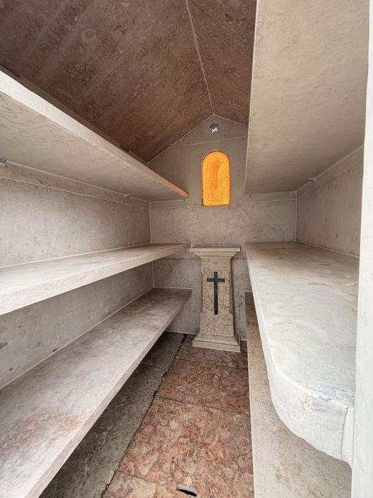 Jazigo Cemitério Alto de São João, 16 lugares